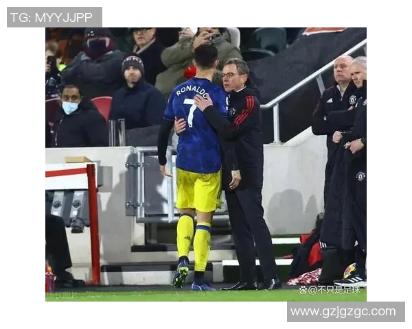 足球明星因小孩玩手机不当情绪失控将其摔碎引发热议